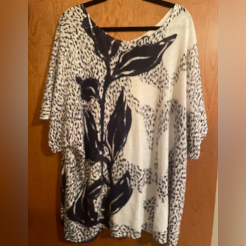 Nic and Zoe 3X tissue weight short sleeve sweater, white w/ navy & grey print.